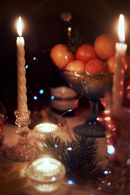 Bela decoração de férias retro festa de aniversário queimando velas e luzes no escuro Natal.