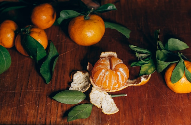 Bela decoração de Natal com tangerinas nas guirlandas de luz da noite