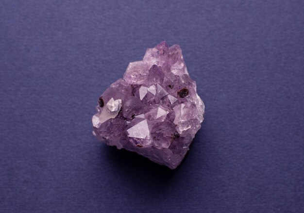Bela drusa de ametista mineral roxa natural em uma superfície escura