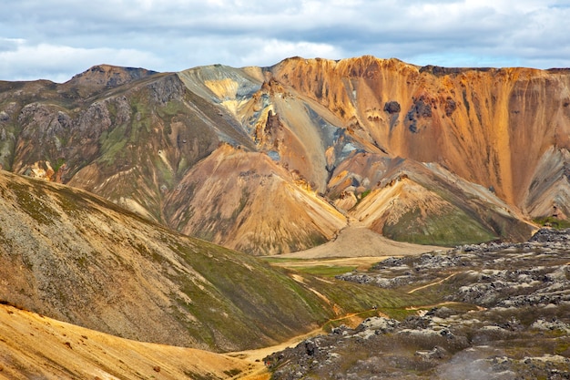 Bela e colorida paisagem montanhosa em Landmannalaugar. Viagem e lugares pitorescos para caminhadas.