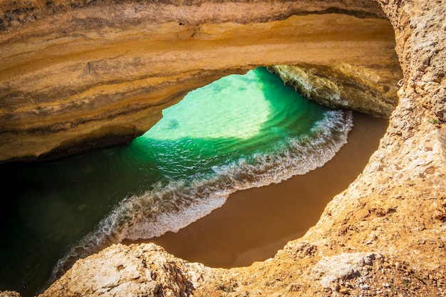 Bela e famosa Caverna de Benagil vista do topo Algarve Portugal