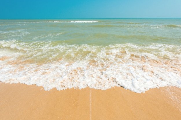 Bela e suave onda na praia rasa com céu azul