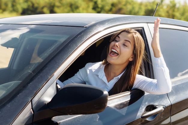 Bela empresária gritando no carro