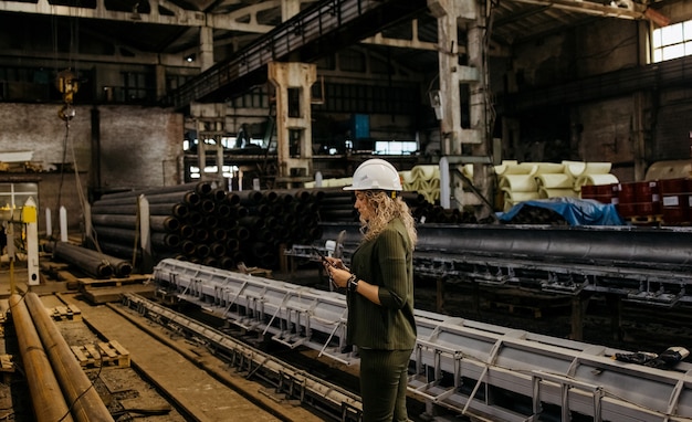 Bela engenheira levanta-se e tira fotos da planta