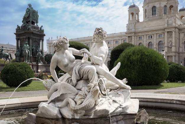 Bela escultura na fonte de Maria Theresien Platz com árvores e edifícios Viena Áustria