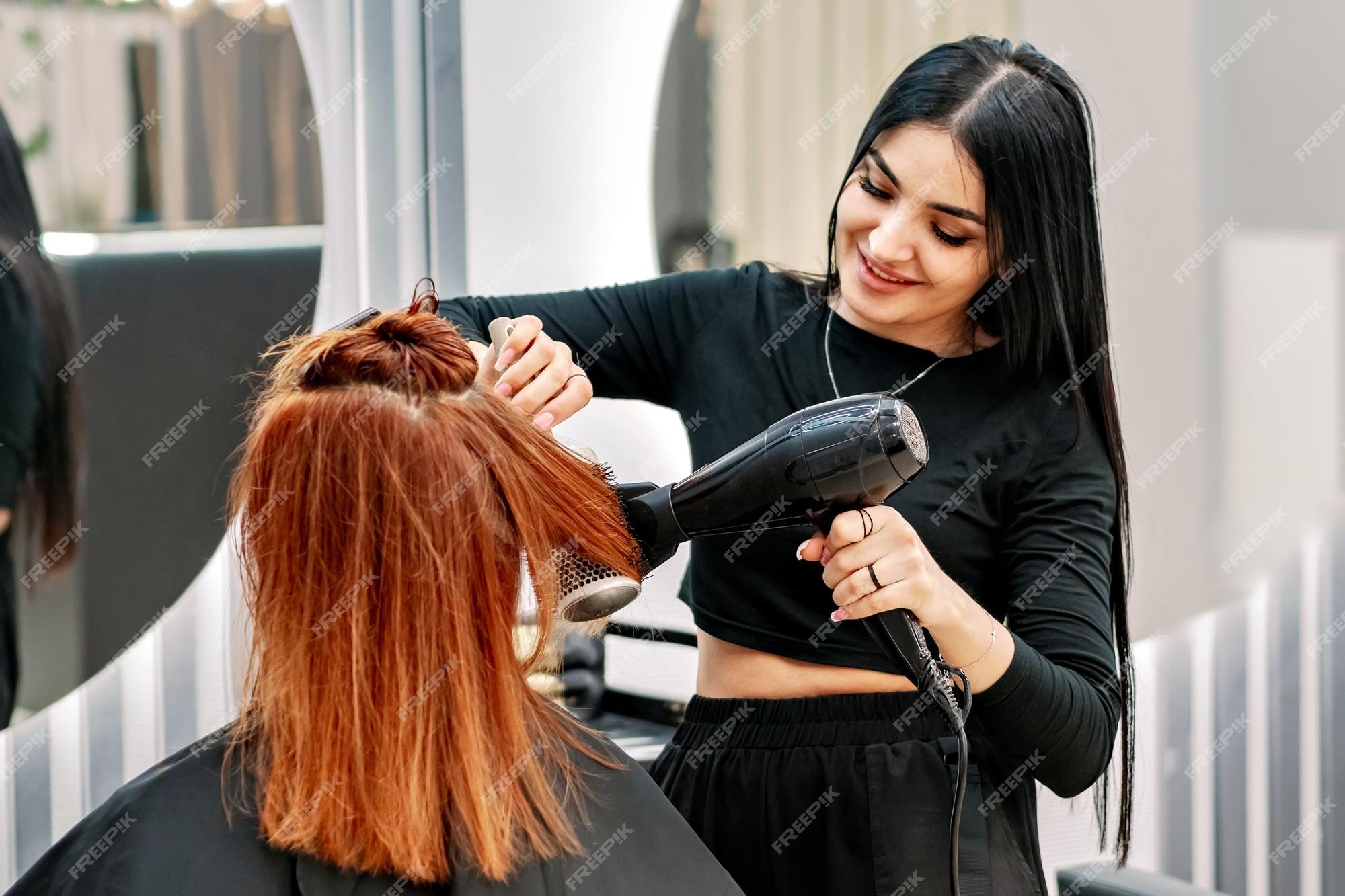 mulher jovem e bonita usando secador de cabelo no salão de cabeleireiro.  close-up do cabelo da mulher no salão de beleza, conceito de penteado  19477832 Foto de stock no Vecteezy