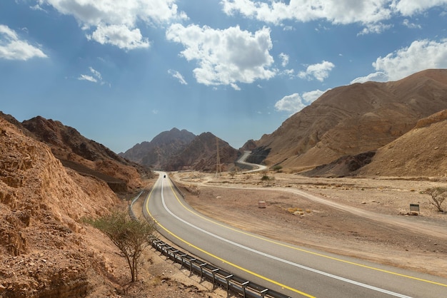 Bela estrada ao pôr do sol no deserto de Negev