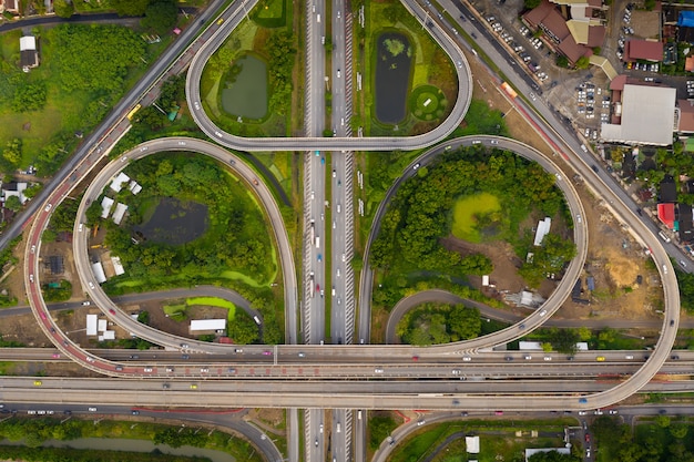 Bela estrada circular e via expressa forma bo folha na vista aérea da Tailândia