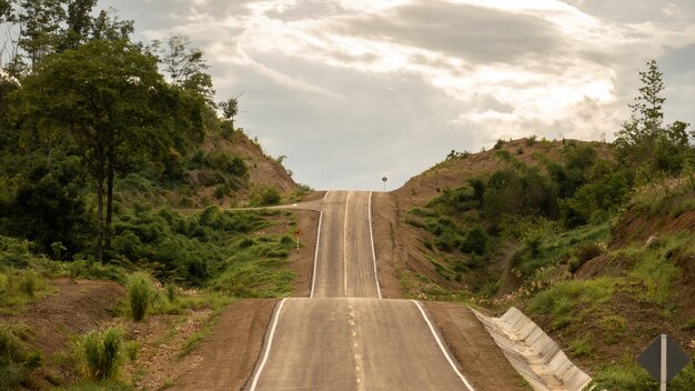 Bela estrada de asfalto com curva rural vazia