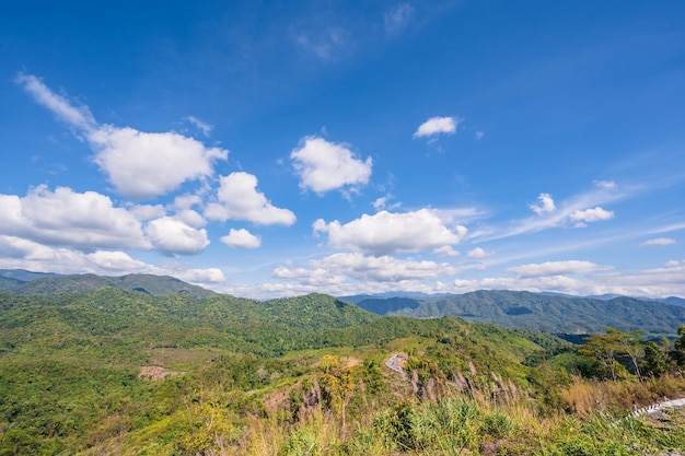 Bela estrada na montanha na cidade de nan thailandNan é uma província rural no norte da Tailândia na fronteira com o Laos