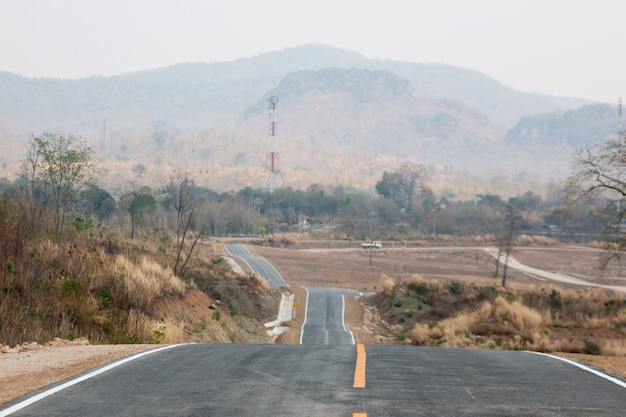 bela estrada no interior da Tailândia através de belas montanhas