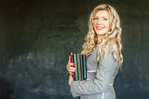 Bela estudante com livros na sala de aula. Conceito de educação