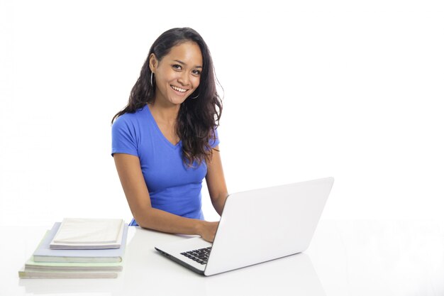 Bela estudante estudando em seu laptop