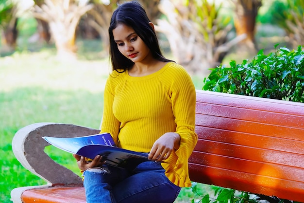 bela estudante indiana estudando ao ar livre