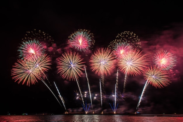 Bela exibição de fogos de artifício para celebração sobre o mar