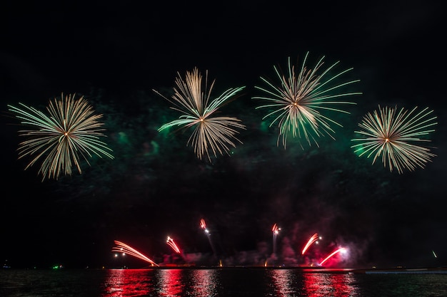 Bela exibição de fogos de artifício para celebração sobre o mar