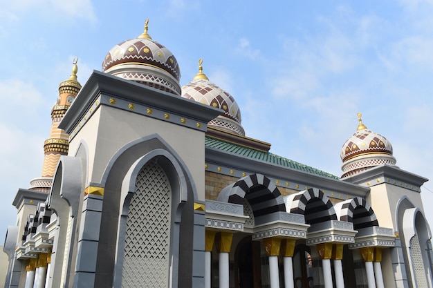 Bela fachada da mesquita na aldeia