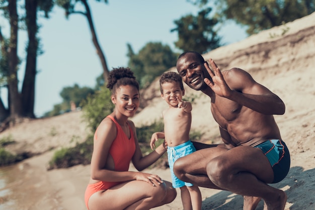 Bela família afro-americana está descansando na praia