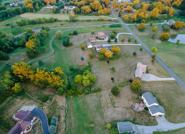 Bela fazenda no campo de Ohio, vista aérea do celeiro da paisagem americana