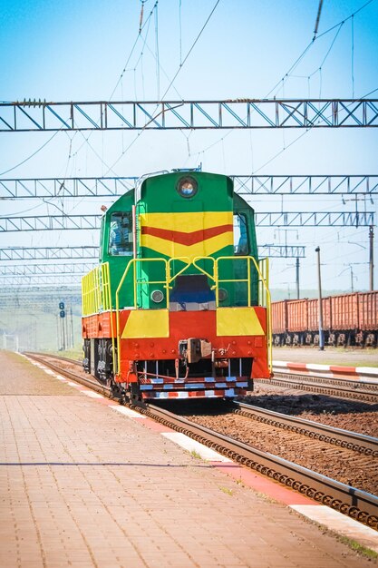 Foto bela ferrovia elegante e confiável com um trem na natureza