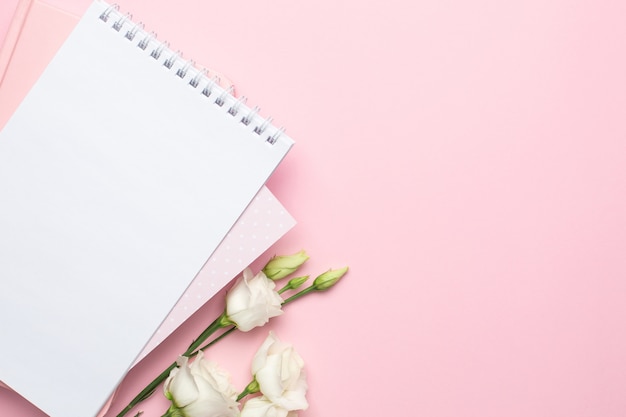 Bela flor branca e caderno rosa