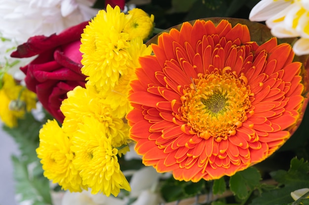 Bela flor cor laranja, naturalmente lindas flores em um buquê