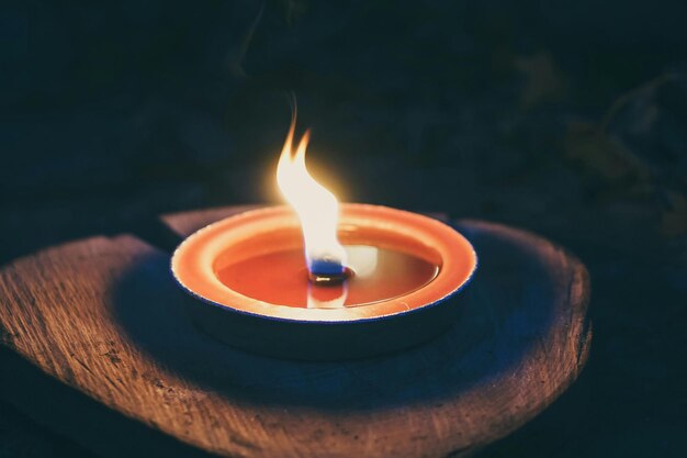 bela fonte de luz lâmpada e luz de vela