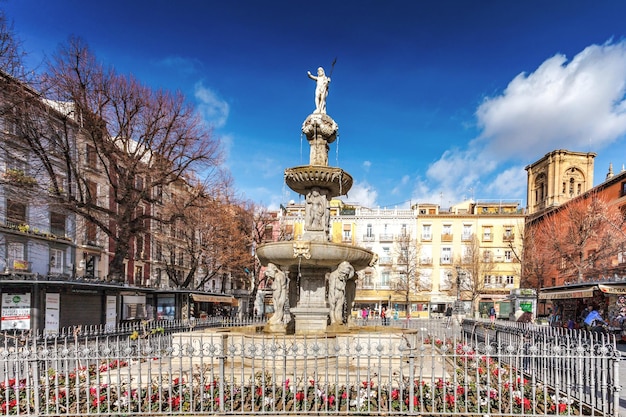 bela fonte na praça Bib Rambla, Granada