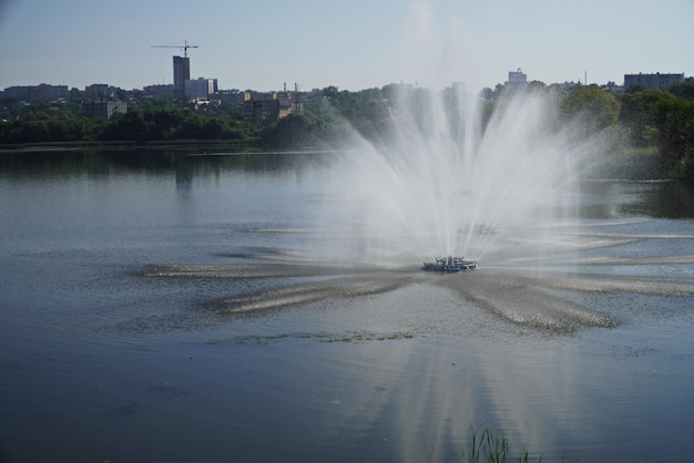 Bela fonte no rio Sviyaga Ulyanovsk