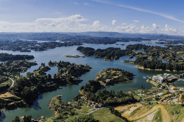 Bela foto aérea de Piedra El Penol, Guatape Antioquia, na Colômbia