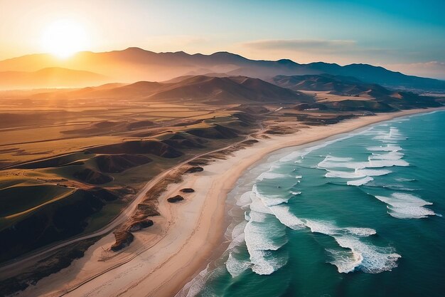 Bela foto aérea de uma praia com colinas ao fundo ao pôr do sol