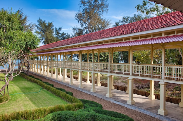 Bela foto da paisagem de um parque com arcos antigos em Hua Hin, Tailândia