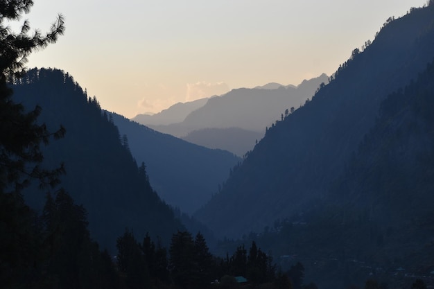 Foto bela foto de altas montanhas e colinas brancas