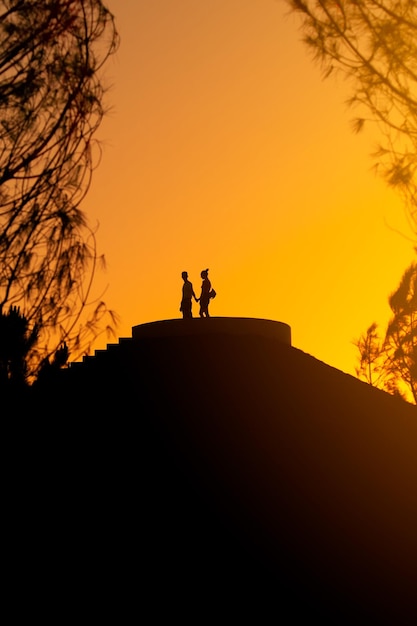 Bela foto de casal à luz do sol