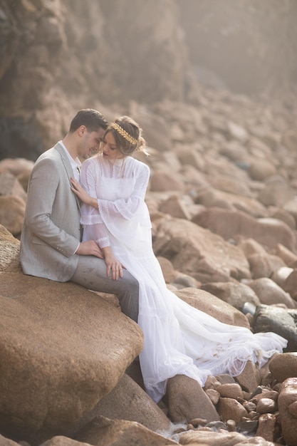 bela foto de casamento de paixão na praia em Portugal