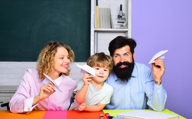 Bela foto de família de garotinho e seus pais família feliz garotinho da escola na família da primeira série