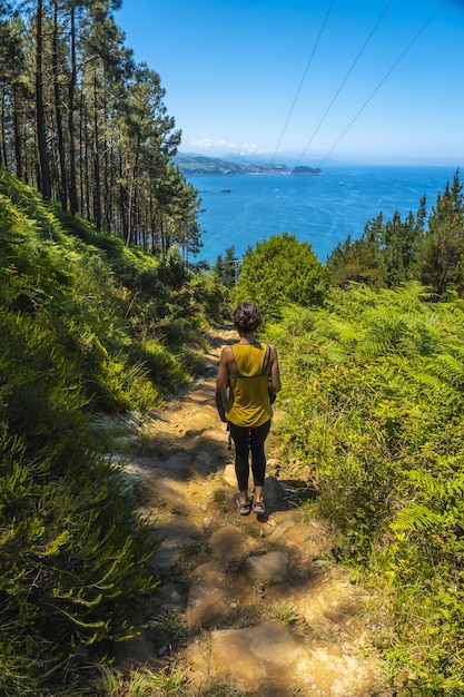 Foto bela foto de um casal em uma viagem de trekking