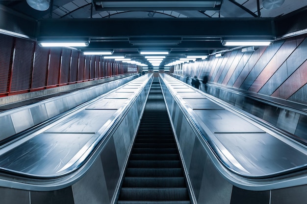 Bela foto de um elevador e pessoas em movimento