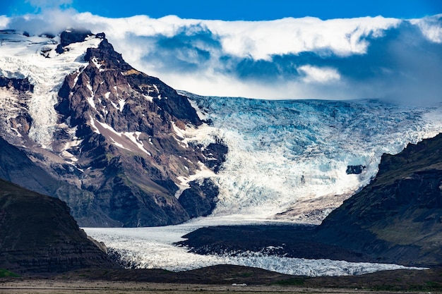 Bela foto de um lago nas montanhas da Islândia