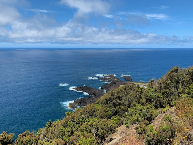 Bela foto de um mar com céu azul ao fundo