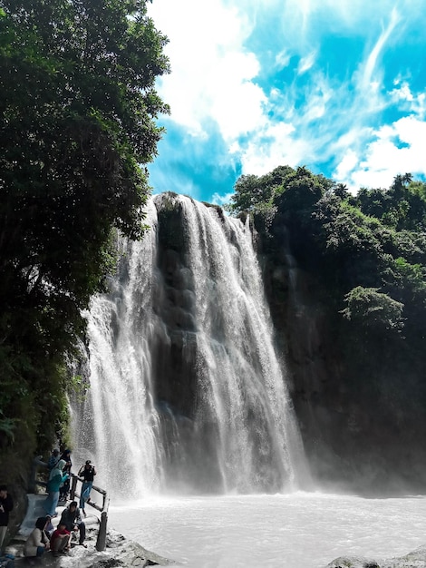 Bela foto de uma cachoeira indonésia