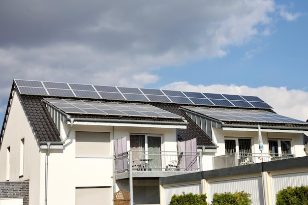 Bela foto de uma casa moderna com painéis solares no telhado