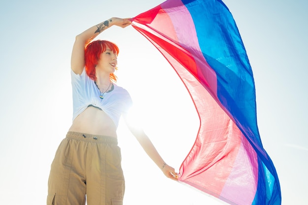 Bela foto de uma mulher acenando com uma bandeira azul e vermelha