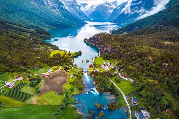 Bela fotografia aérea da paisagem natural da natureza Noruega. lago lovatnet.