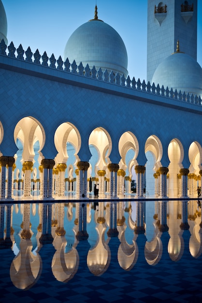 Bela galeria da famosa Mesquita Sheikh Zayed White em Abu Dhabi Emirados Árabes Unidos à noite