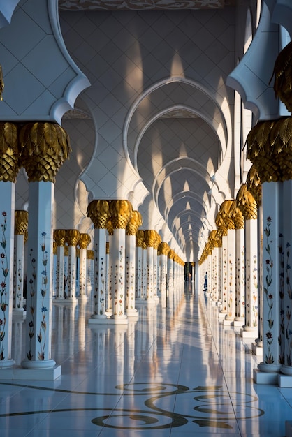 Bela galeria da famosa Mesquita Sheikh Zayed White em Abu Dhabi, Emirados Árabes Unidos