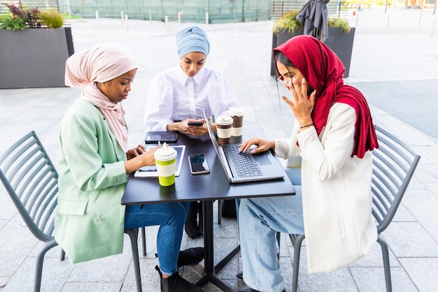 Bela garota muçulmana vestindo hijab se unindo ao ar livre