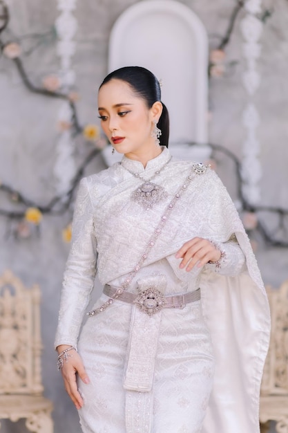 Bela garota tailandesa em traje tradicional tailandês Noiva garota thailandesa bonita