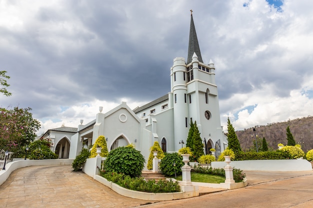 Bela igreja branca no meio do vale e natureza