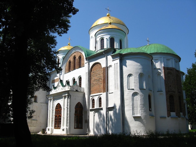 Bela igreja de todos os santos de Chernigov no fundo do céu azul